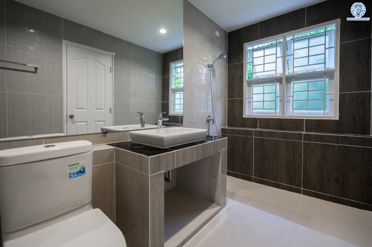 บ้านมือสองตกแต่งใหม่ ม.ชัยพฤกษ์ บางบัวทอง บ้านเดี่ยวแบรนด์ LH เนื้อที่ 79.7 ตร.ว. ฟังก์ชัน 3 ห้องนอน 3 ห้องน้ำ 1 ห้องแม่บ้าน จอดรถ 2 คัน พร้อม Facilities ครบครัน บนทำเลเดินทางสะดวก ติดถนนบางกรวย-ไทรน้อย ใกล้เซ็นทรัลเวสต์เกต และรถไฟฟ้าสายสีม่วง "สถานีบางพลู"